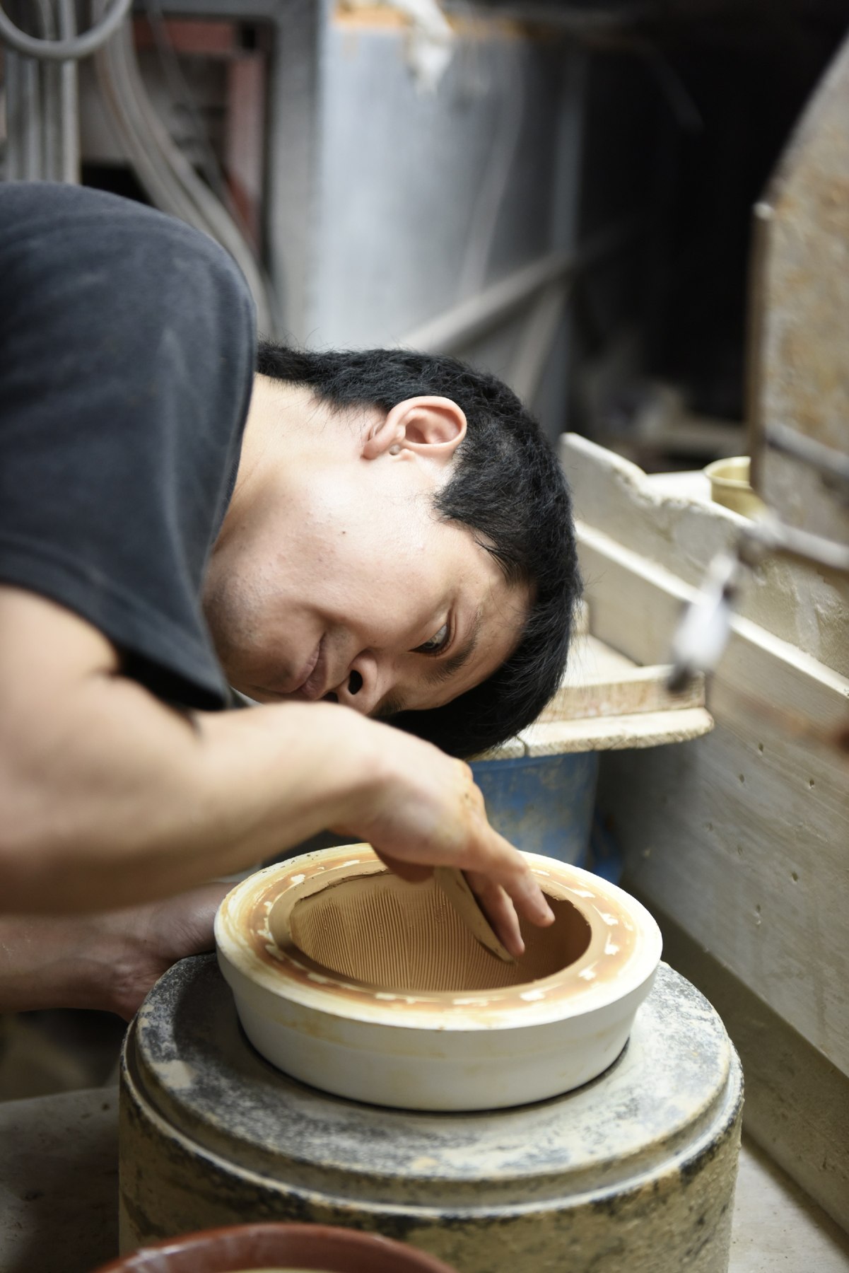職人がすり鉢のくし目を手作業で刻む